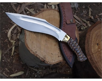 Cuchillo de acero al carbono estilo Kukri hecho a mano con funda de cuero – Mango de madera grabado – Herramienta para exteriores – Idea de regalo