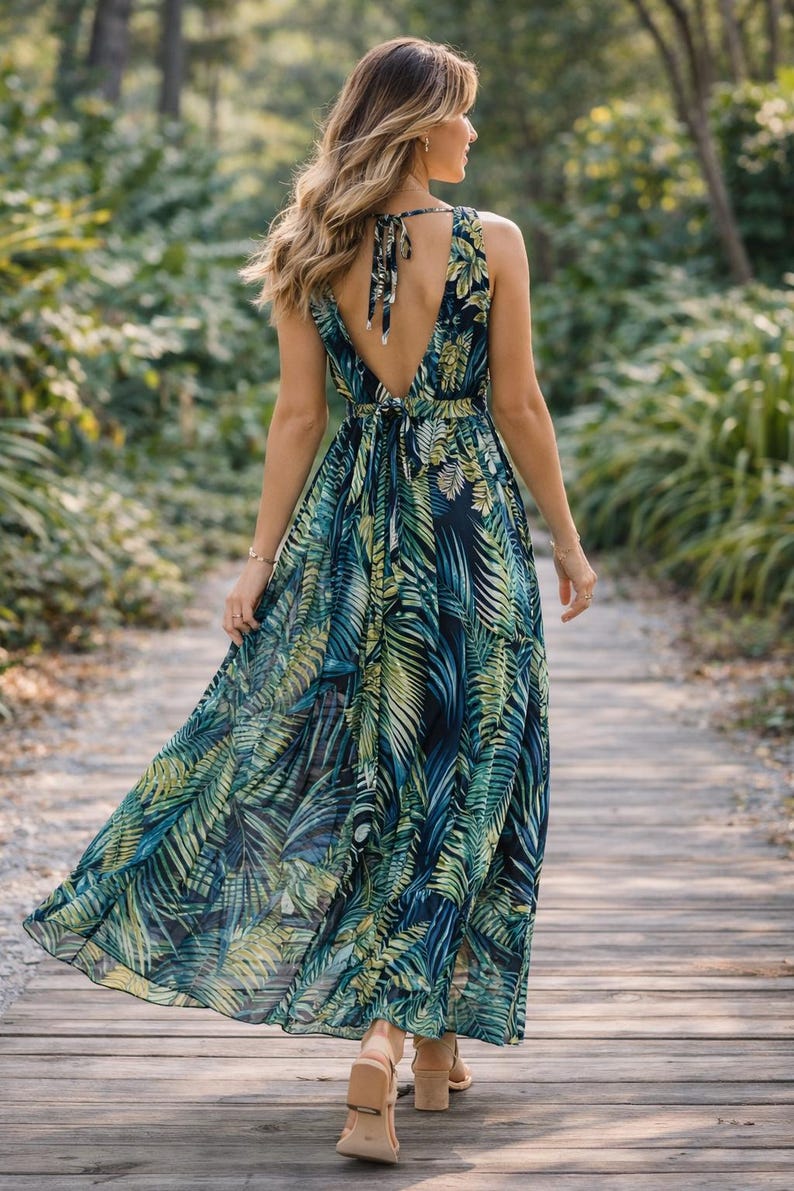 Vestido largo de gasa con estampado de hojas tropicales, estilo bohemio con escote en V y sin mangas, ideal para la playa o resort. imagen 4