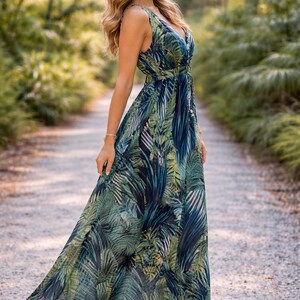 Vestido largo de gasa con estampado de hojas tropicales, estilo bohemio con escote en V y sin mangas, ideal para la playa o resort. imagen 7