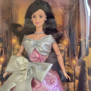 Muñeca Barbie Pink Reflections 2000 de Mattel, vestido rosa con lazo plateado, nueva en caja, artículo de colección vintage.