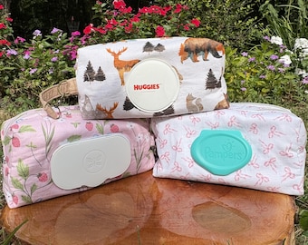 Pochette à lingettes faite main | Organisateur de couches à double compartiment | Porte-lingettes pour bébé | Pochette à lingettes avec bandoulière amovible | Sac à lingettes brodé
