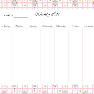Peut inclure: Un bloc-notes hebdomadaire rose et blanc sur le thème du tennis. Le bloc-notes présente un motif quadrillé avec des raquettes et des balles de tennis. Les mots "week of" et "Weekly List" sont en haut, avec les jours de la semaine en dessous.