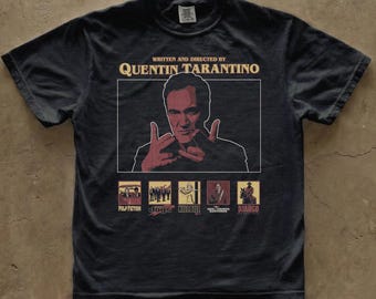 Camiseta gráfica de Quentin Tarantino / Camiseta con arte de director de cine de culto / Camiseta con créditos de películas vintage