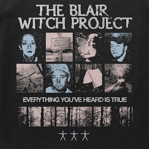 Puede incluir: Camiseta negra con el texto "THE BLAIR WITCH PROJECT" y una cuadr&iacute;cula de im&aacute;genes. Debajo de las im&aacute;genes est&aacute; el texto "EVERYTHING YOU'VE HEARD IS TRUE" y estrellas estilizadas.