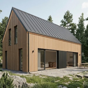 Op de afbeelding: Een modern huis met twee verdiepingen, een zadeldak en een donkergrijs metalen dak. De buitenkant heeft verticale houten gevelbekleding en grote glazen schuifdeuren. Het huis is omgeven door bomen en natuurlijke landschapsarchitectuur.