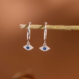 邪眼ハギーピアス、925スターリングシルバーピアス、繊細な目玉フープピアス、お守りジュエリー、女性へのギフト、彼女への誕生日プレゼント