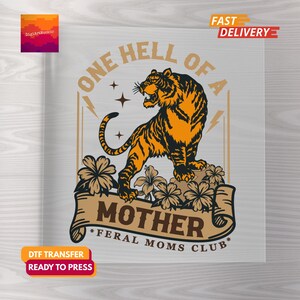 Könnte beinhalten: Ein Grafikdesign mit einem Tiger mit orangefarbenen und schwarzen Streifen, der brüllt und auf einem Felsen mit Blumen steht. Der Text lautet "ONE HELL OF A MOTHER *FERAL MOMS CLUB*". Das Design beinhaltet Blitze und Sterne.