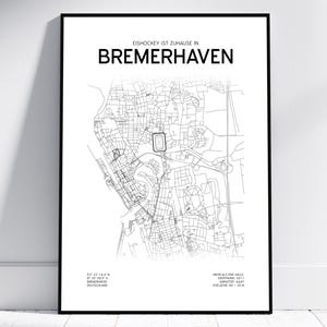 Könnte beinhalten: Ein gerahmter Schwarz-Weiß-Karten-Druck von Bremerhaven, Deutschland, an einer weißen Wand. Die Karte zeigt den Stadtplan mit dem Text "Eishockey ist Zuhause in Bremerhaven" oben. Zusätzlicher Text unten liefert Koordinaten.