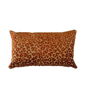 Op de afbeelding: Rechthoekig decoratief kussen met een luipaardprint in oranje en bruine tinten. Het kussen heeft een zachte, getextureerde uitstraling, geschikt voor interieurdecoratie.