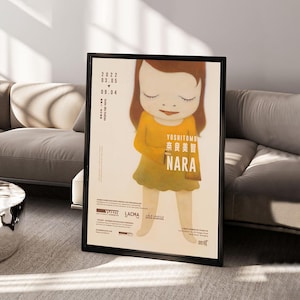 Puede incluir: Un póster de exposición enmarcado de Yoshitomo Nara con una ilustración estilizada de una figura con cabello castaño y vestido amarillo. El póster incluye el texto 2022 03.05 09.04, YOSHITOMO NARA, YUZM, LACMA y Qatar Museums en blanco y negro.