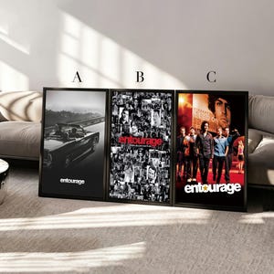 Puede incluir: Tres pósteres rectangulares enmarcados etiquetados como A, B y C. El póster A muestra una escena de coche en blanco y negro con el texto entourage. El póster B presenta un collage de imágenes con el texto rojo entourage. El póster C muestra a un grupo.