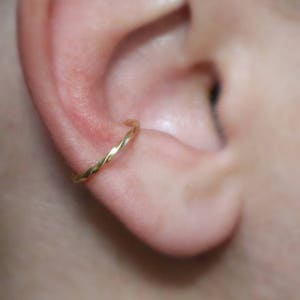 ツイストコンクフープ ピアス不要 (ゴールド) 18 ゲージ イヤーカフ、フェイクイヤリング、フェイク、軟骨ピアス、ミニマリズム、コーチェラ ジュエリー 2018