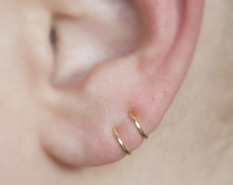 14k Mini Huggers, Ear Cuffs 14k GOLD 20 calibro, orecchini a cerchio finti, orecchini finti piccoli, semplici e minimalisti, piercing falso NO piercing