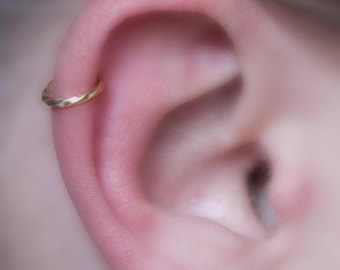 SANS PIERCAGE torsadé, or, hélice de calibre 18, cartilage, pavillon, brassard d'oreille, orné, confortable, bijoux de tricheur, fausse boucle d'oreille, faux piercing