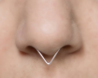 Fake Septum Ring, Triangle Septuum, SILVER, 20 gauge, No Piercing Required, Delta, faux piercing, fake nose ring, septum cuff
