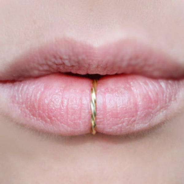 Fake Lippenring, Twisted Lip Cuff - KEIN PIERCING erforderlich, 18 Gauge, GOLD Imitat Lippenring, Fake Piercing Labret Coachella Schmuck, nickelfrei