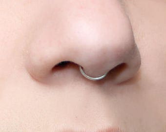 Ein kleiner Fake-Septum-Ring, 20 Gauge, Silber, Roségold, Gold (fake Nasenring)