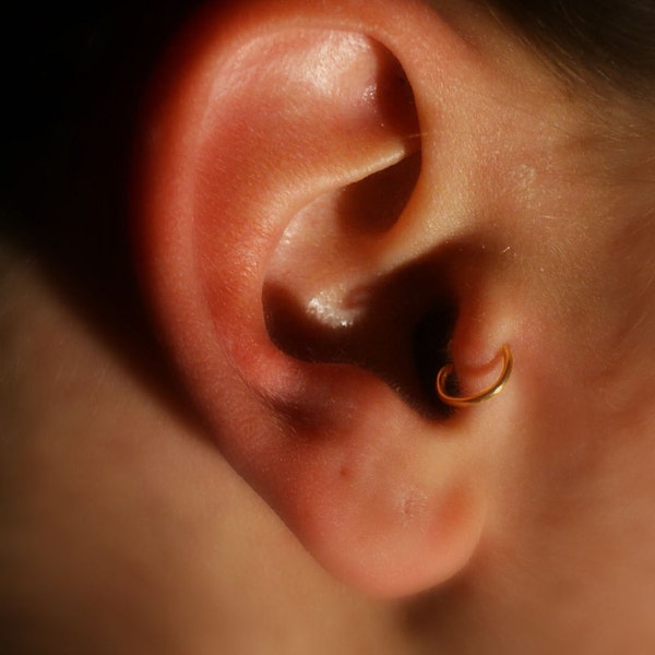 Falsk traguspiercing: Ingen piercing krävs, guldfärgade örhängen med clips, handgjorda kroppssmycken
