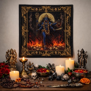 Puede incluir: Un tapiz que representa una deidad azul con múltiples brazos, adornada con calaveras, frente a llamas. La obra de arte está enmarcada en oro y rodeada de velas, estatuas y objetos decorativos. La escena evoca espiritualidad y ritual.