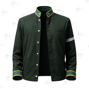 Puede incluir: Chaqueta verde oscuro con cierre de botones blancos, un pequeño bolsillo en el pecho y una franja blanca en la manga izquierda. El cuello y los puños tienen un diseño acolchado amarillo y verde. Prenda de abrigo informal.