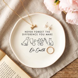 Puede incluir: Un letrero de madera rústica con el texto "Welcome to our home" en letras blancas. El letrero presenta un acabado envejecido y un diseño sencillo y acogedor, ideal para un porche o entrada.
