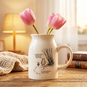 Puede incluir: Un juego de tres tazas de cerámica con acabado mate moteado. Las tazas son de color crema, gris claro y gris oscuro. Cada taza tiene un diseño simple y minimalista.