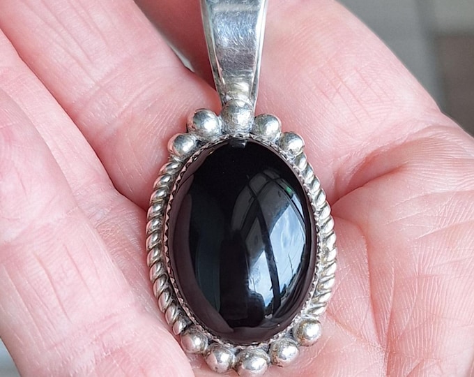 Joeba Santo Domingo Pueblo Sterling Silver Onyx Pendant