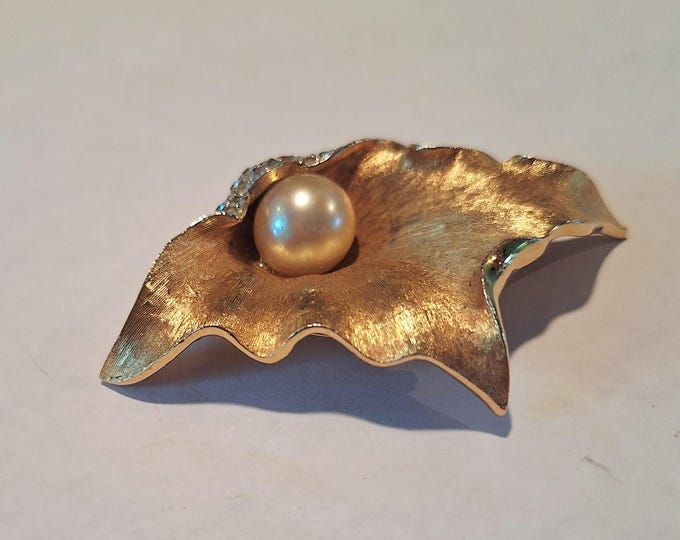 Elegant Elaborate Gold Tone Retro Faux Pearl and Rhinestone Brooch