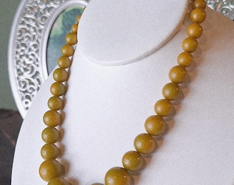 Vintage Art Deco Greenish Yellow Bakelite Choker Necklace