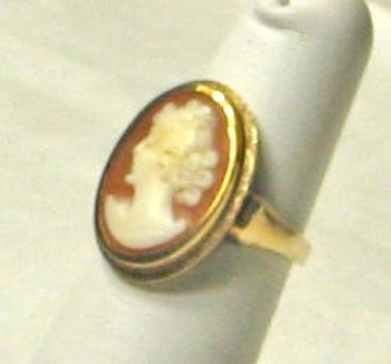 Vintage 10K Yellow Gold Cameo Ring - image 2