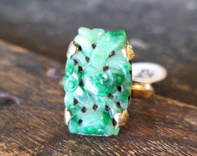 Vintage Light and Dark Carved Jadeite Jade  Gold Ring