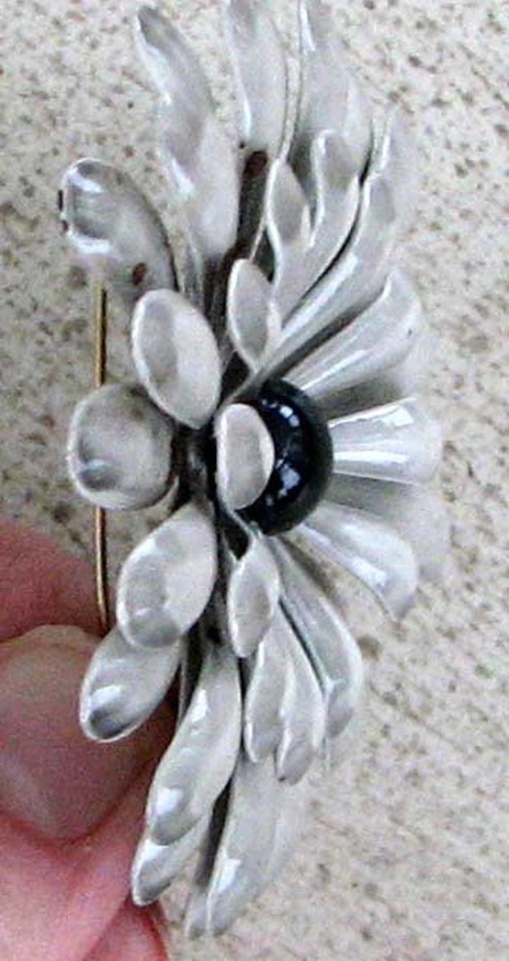 Vintage 40s Painted Metal Flower Brooch - image 5