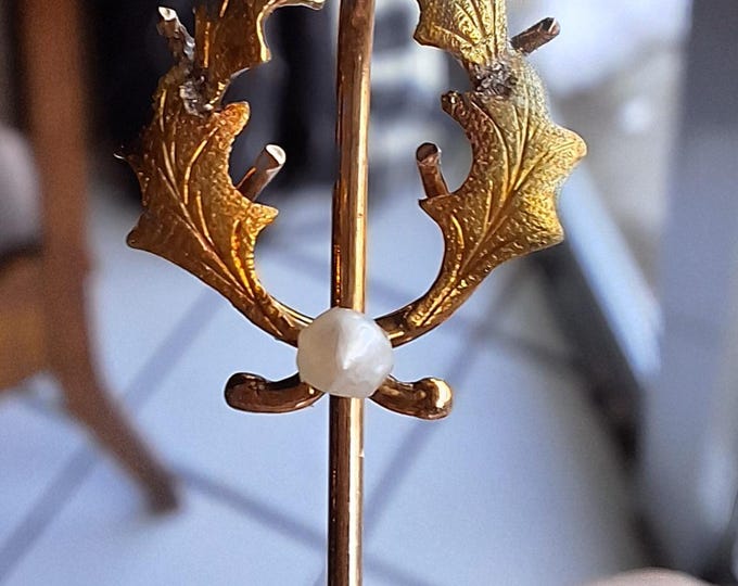 Vintage Edwardian Texture Leaf Wreath Gold with Pearl Ascot Lapel Cravat Pin