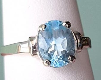 White Gold Oval BlueTopaz Ring