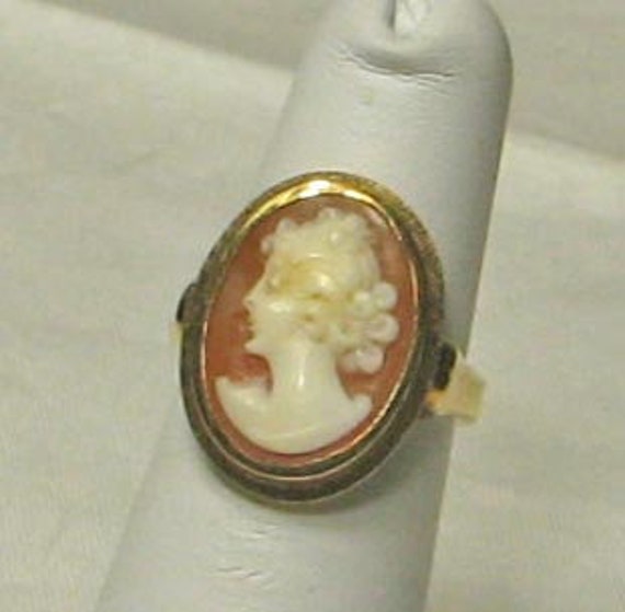 Vintage 10K Yellow Gold Cameo Ring - image 3