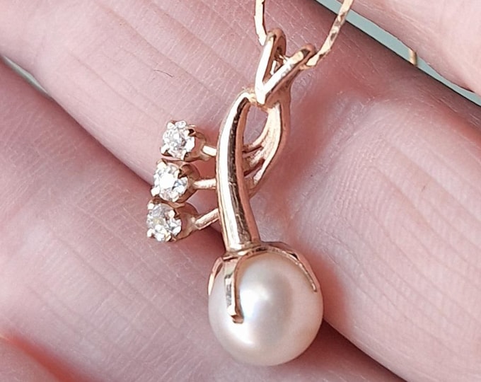 14K Yellow Gold Pearl and Diamond Pendant Necklace