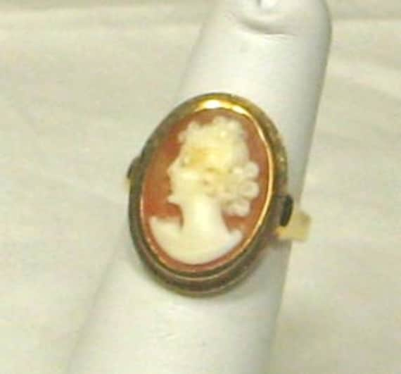 Vintage 10K Yellow Gold Cameo Ring - image 1