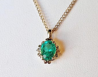 Vibrant Natural Emerald Set in 14K Yellow Gold