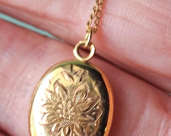 Adorable Gold Tone Flower Locket with Chain