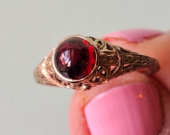 Vintage Art Deco 18K Filigree Garnet Carbuncle Ring
