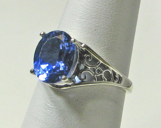 Violetish Blue LC Sapphire in white Gold Filigree