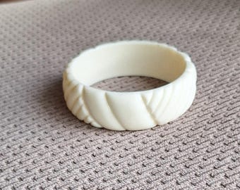Creamy White Textured Bakelite Bracelet
