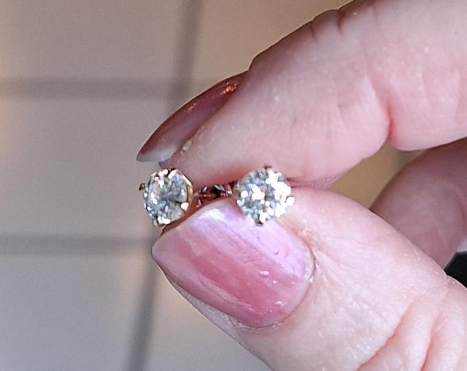 Very Nice One Carat Total Weight  NATURAL DIAMOND 14K Yellow Gold Stud Earrings