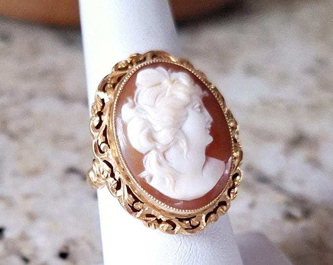 Detailed Cameo Set in Gorgeous 18K Yellow Gold Ring
