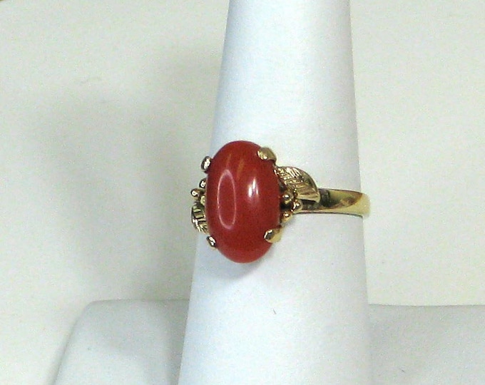Mid Century Red Coral 18K Yellow Gold Ring with Leaf Pattern
