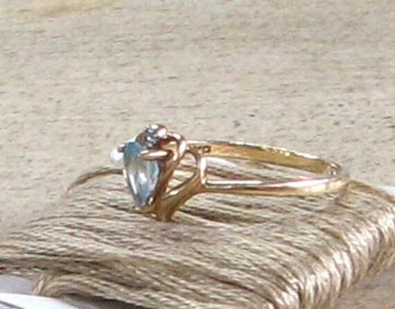Yellow Gold Pear Shaped Blue Topaz Ring - image 8
