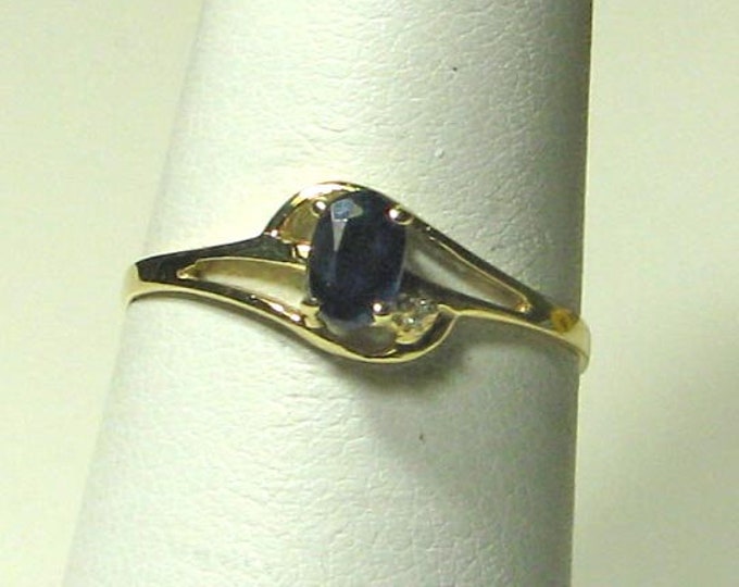 Dainty Natural Sapphire Ring with Diamond