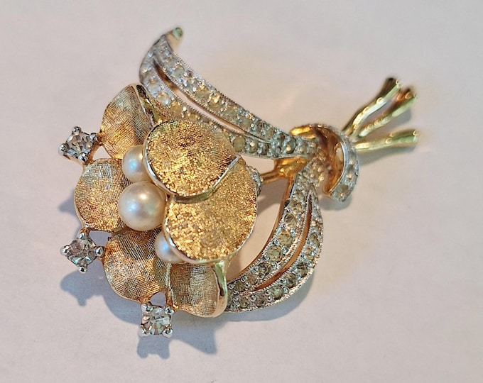 Vintage Retro Gold Tone Well Made Flower Brooch