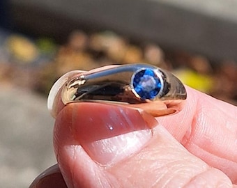 Anel de safira azul natural com acabamento em ouro amarelo 14K