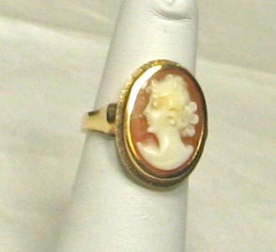 Vintage 10K Yellow Gold Cameo Ring - image 4
